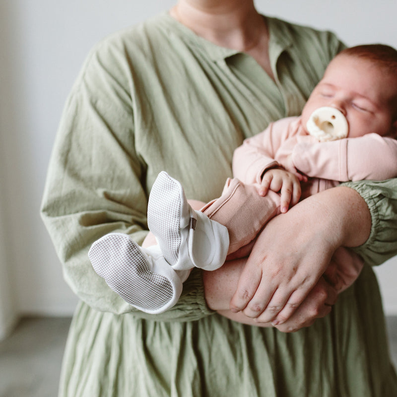 Goumikids Organic Cotton Stay On Mitts + Boots- Drops Gray